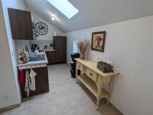 Maisons de vacances Charmant gite pres d-Orleans avec jardin privatif et parking - FR-1-590-524 : photos des chambres