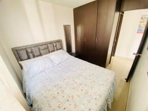 Apt 807 2BR, WiFi, Pool, Gym, Close to universities