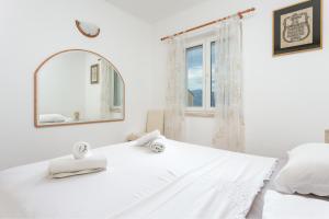 Apartments with parking space Postira, Brac - 2948