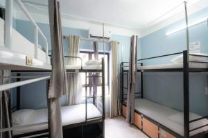 Giường Trong Phòng Nghỉ Tập Thể 8 Giường Cho Cả Nam Và Nữ (Bed in 8-Bed Mixed Dormitory Room)