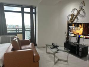 Gramercy Studio on 52nd Floor Rockwell View Free WiFi