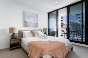 Gorgeous 3BR Apt w Stunning Bay Views and 2 Car Park