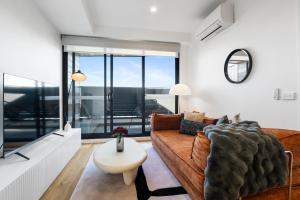 Stylish and Spacious 2BR w Study, Wi-Fi and Car Park