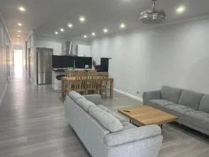 Quiet Spacious Family House 11 Bedrooms - Doonside