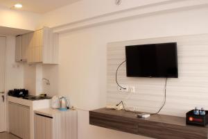 Cozy Stay Studio Urbantown Karawang Apartment By Travelio