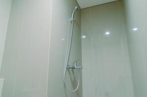 Stunning 1BR without Living Room at Bintaro Embarcadero Suites Apartment By Travelio