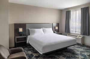 King Suite - Hearing Access/Non-Smoking room in Homewood Suites By Hilton Boston Logan Airport Chelsea