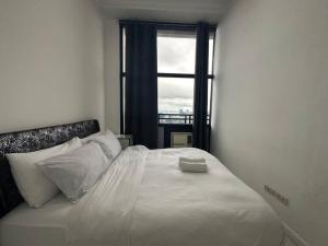 64F Spacious 1 BR Nice View Pool Sauna Gym