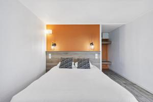 Hotels Le 2 By Hotel Akena - La Ferte Bernard : photos des chambres