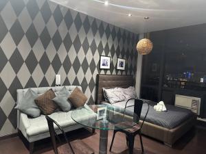 Penthouse Studio Highspeed Wi Fi Smart TV Pool GYM