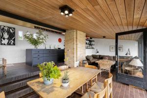 Architect Designed Holiday Home With Sea View