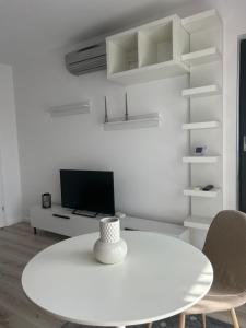 Elegant Studio with City Views - Prime Location - 02