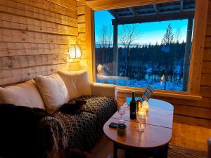 Lapland Riverside Cabin, Äkäsjoki Hideaway - Riverview, Traditional Sauna, Avanto, WiFi, Ski, Ylläs