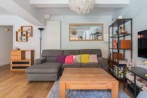 Apt T5 rénové avec bureau jardin et parking en centre ville