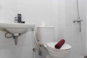 Warm and Cozy Studio Patraland Urbano Apartment By Travelio