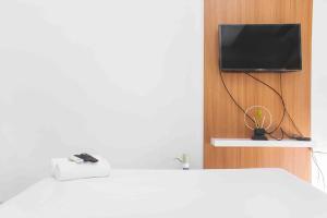 Warm and Cozy Studio Patraland Urbano Apartment By Travelio