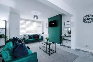 NEW! 3-Bed in Manchester by 53 Degrees Property, Ideal for Long-Term Corporate & Business Stays, FREE Parking! - 阿什顿下安林恩