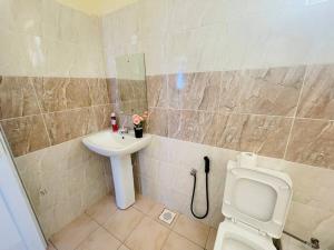 A lush 3bedroom Condo with Aircon and a Pool