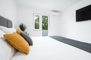 2 bedrooms app with balcony in CENTER 