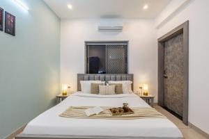 Alaya Stays with Balcony & Hill View - Lake City Heights