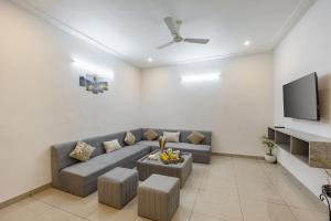 Alaya Stays with Balcony & Hill View - Lake City Heights