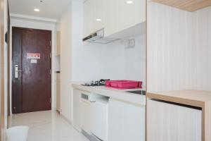 Comfy and Minimalist Studio at Sky House BSD Apartment By Travelio