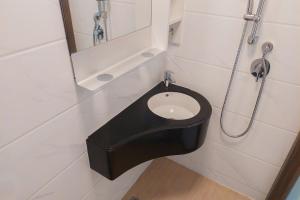 Comfy and Minimalist Studio at Sky House BSD Apartment By Travelio