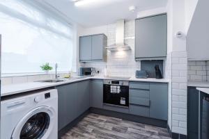 NEW! 3-Bed Home in Manchester by 53 Degrees Property, Ideal for Contractors & Business Stays, Sleeps 8!