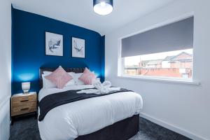NEW! 3-Bed Home in Manchester by 53 Degrees Property, Ideal for Contractors & Business Stays, Sleeps 8!
