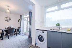 NEW! 3-Bed Home in Manchester by 53 Degrees Property, Ideal for Contractors & Business Stays, Sleeps 8!