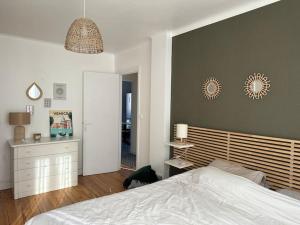 Grand F2 Perret de 60 m2, traversant lumineux, Plein Centre, 36 rue de Paris, vue Catène, arrivée autonome