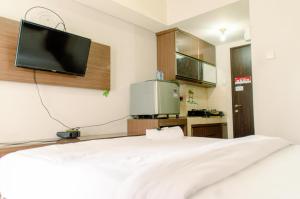 Cozy Living Studio Room at Serpong Greenview Apartment By Travelio