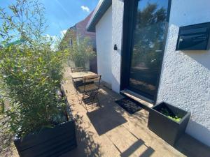 Appartements Studio premium, a 50m du Lac d-Ardres avec terrasse : photos des chambres
