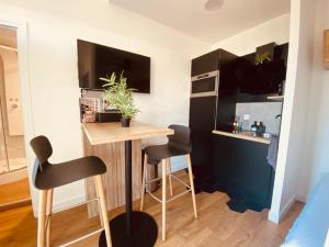 Studio premium, à 50m du Lac dArdres avec terrasse