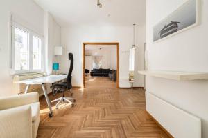 Sunny southern Athens flat near the seaside