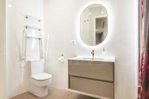 Sophisticated modern apartment Center by REMS