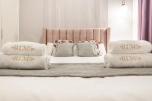 Sophisticated modern apartment Center by REMS