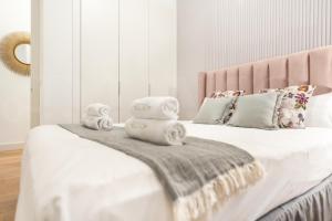 Sophisticated modern apartment Center by REMS