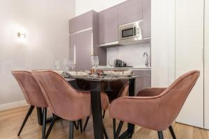 Sophisticated modern apartment Center by REMS