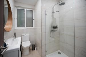 KING-size bed, outdoor lounge, 2 rain showers