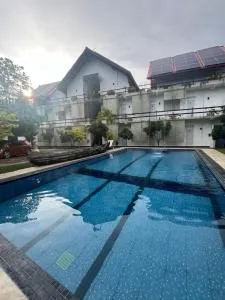 Royal Crown Residency Hotel - Athurugiriya