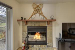 Cozy Chalet on the 9th Hole La Bête Pool Golf