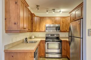 Cozy Chalet on the 9th Hole La Bête Pool Golf