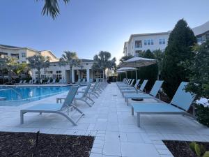 Gated Resort Style 1BR - KING Bed, Pool Views, SPA Hot Tub, Gym, WiFi, Wash & Dry, AC, Elevators, Starbucks, EV CHRG Station, Free Parking, Pets -- IDEAL FOR Medical, Business, Relocation, Long Stays - by Moffitt Cancer Ctr, USF, River Hills Country 
