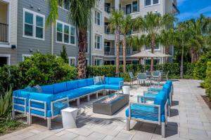 Gated Resort Style 1BR - KING Bed, Pool Views, SPA Hot Tub, Gym, WiFi, Wash & Dry, AC, Elevators, Starbucks, EV CHRG Station, Free Parking, Pets -- IDEAL FOR Medical, Business, Relocation, Long Stays - by Moffitt Cancer Ctr, USF, River Hills Country 