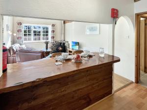 Roundhouse, Nr Barnstaple with outdoor seasonal pool, free wifi and on-site parking