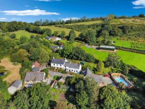 Roundhouse, Nr Barnstaple with outdoor seasonal pool, free wifi and on-site parking