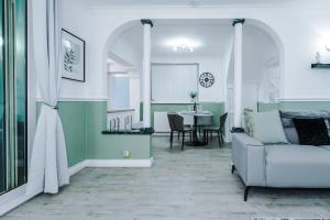 NEW! 4-Bed Home in Manchester by 53 Degrees Property, Ideal for Business & Long Term Contractor Stays, Sleeps 10!