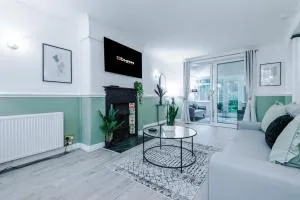 NEW! 4-Bed Home in Manchester by 53 Degrees Property, Ideal for Business & Long Term Contractor Stays, Sleeps 10! - 奇德尔