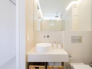 Freshly Renovated, Walk to Yumbo, Shops & Dining